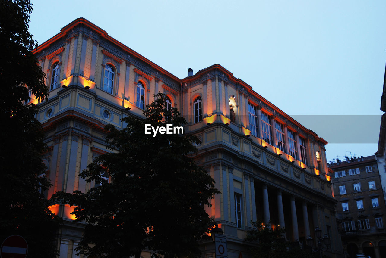 LOW ANGLE VIEW OF BUILDING AGAINST CLEAR SKY