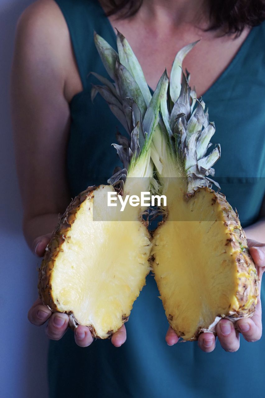 CLOSE-UP OF WOMAN HAND HOLDING FRUIT