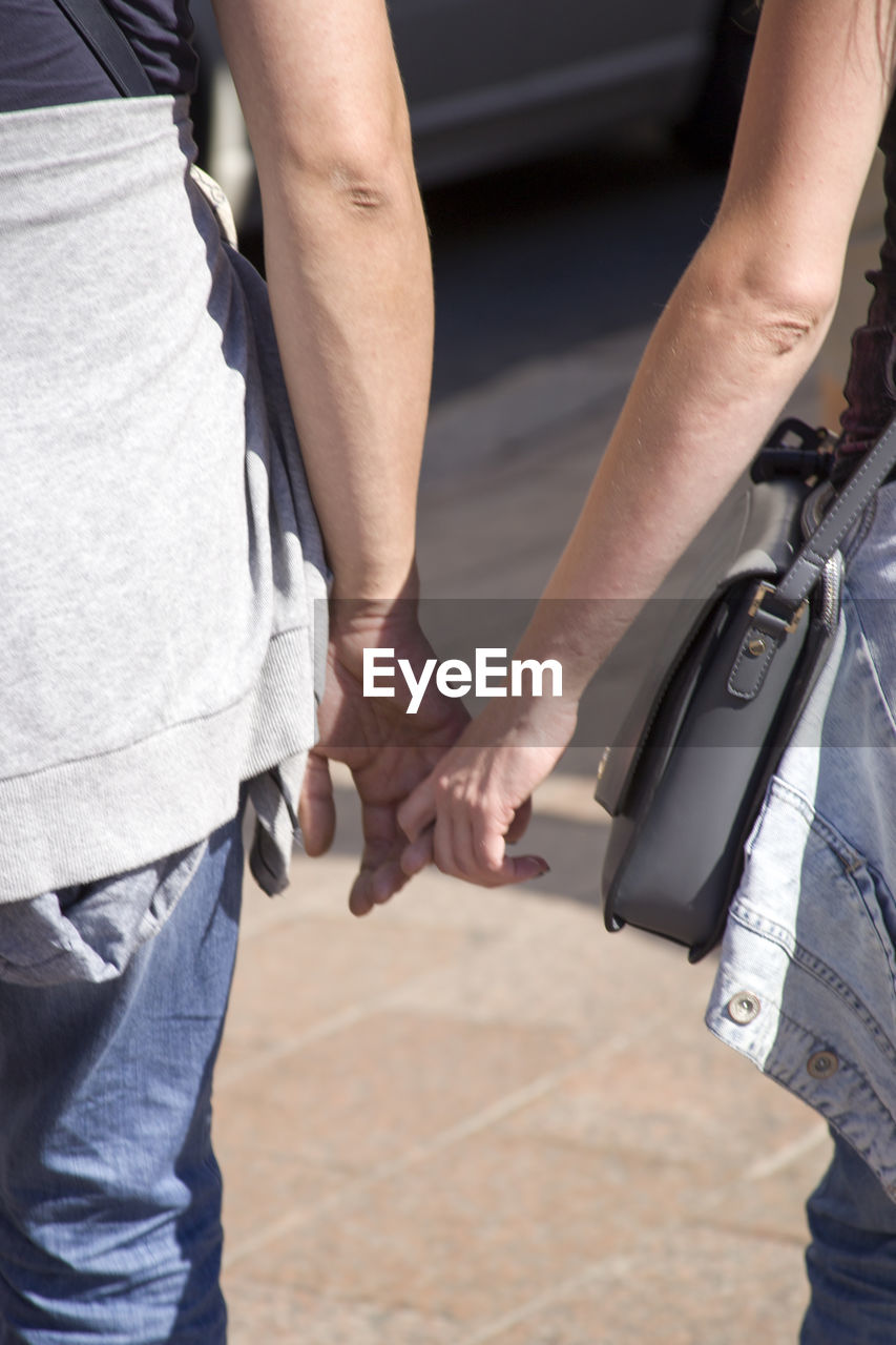 CLOSE-UP OF MAN HOLDING HANDS