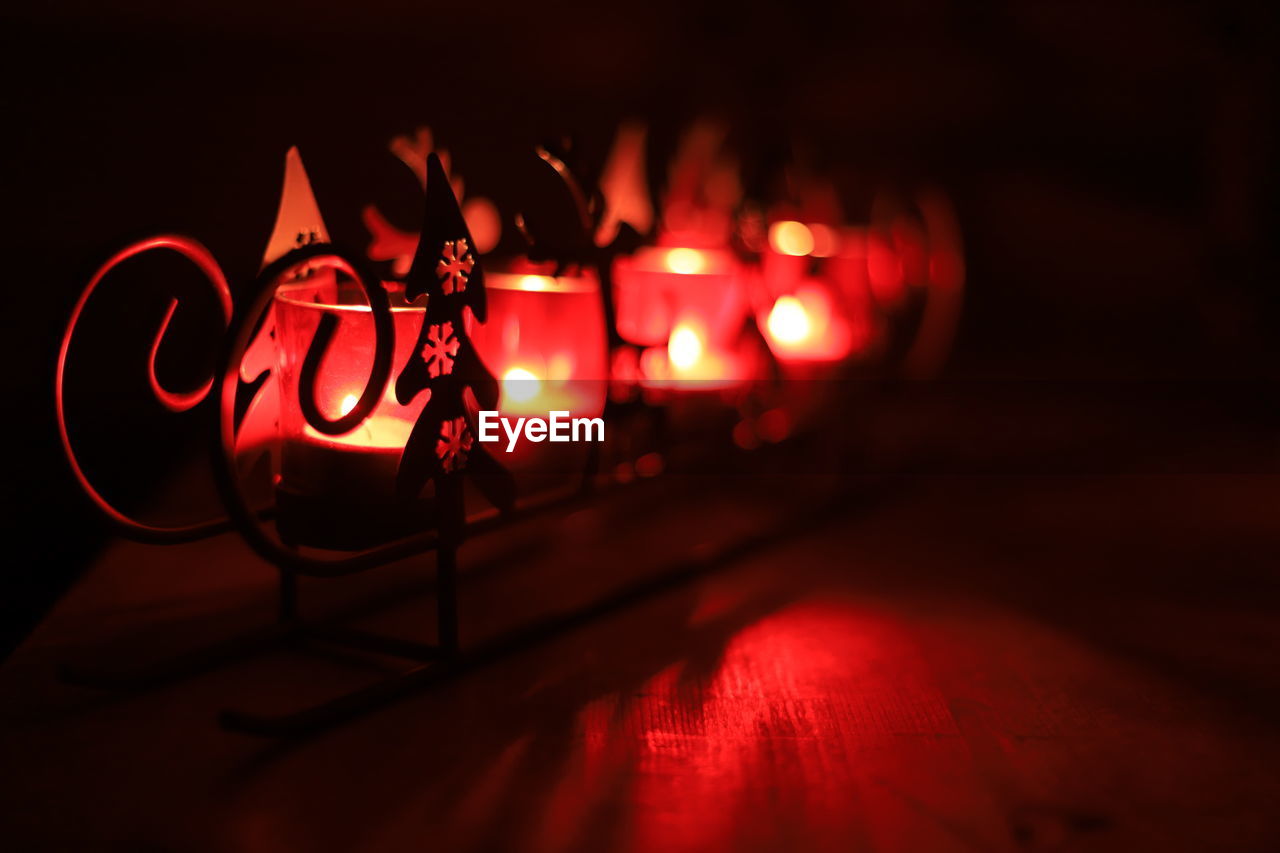 CLOSE-UP OF ILLUMINATED LIGHT BULBS ON TABLE