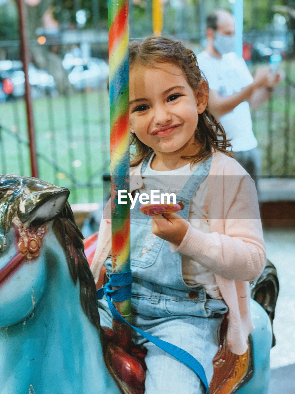 PORTRAIT OF CUTE GIRL SMILING