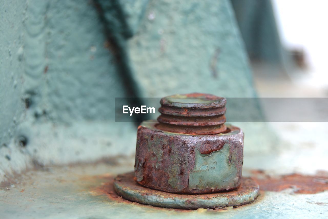 CLOSE-UP OF OLD RUSTY METAL