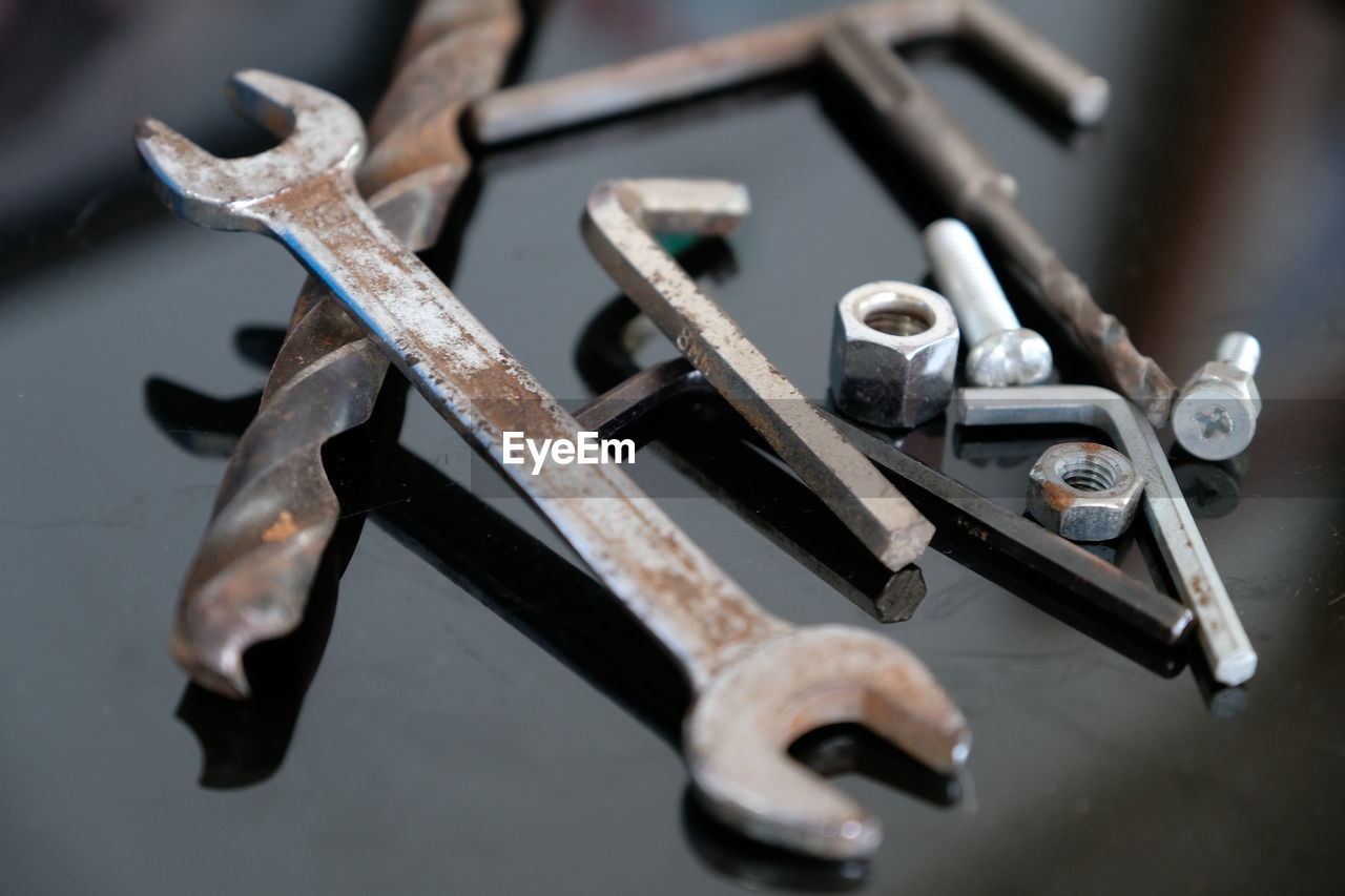 HIGH ANGLE VIEW OF CHAIN ON TABLE AT WORKSHOP