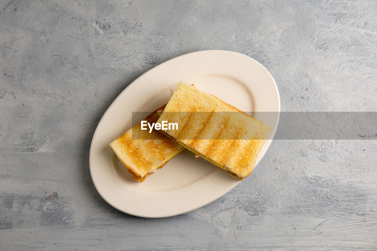 HIGH ANGLE VIEW OF BREAKFAST IN PLATE