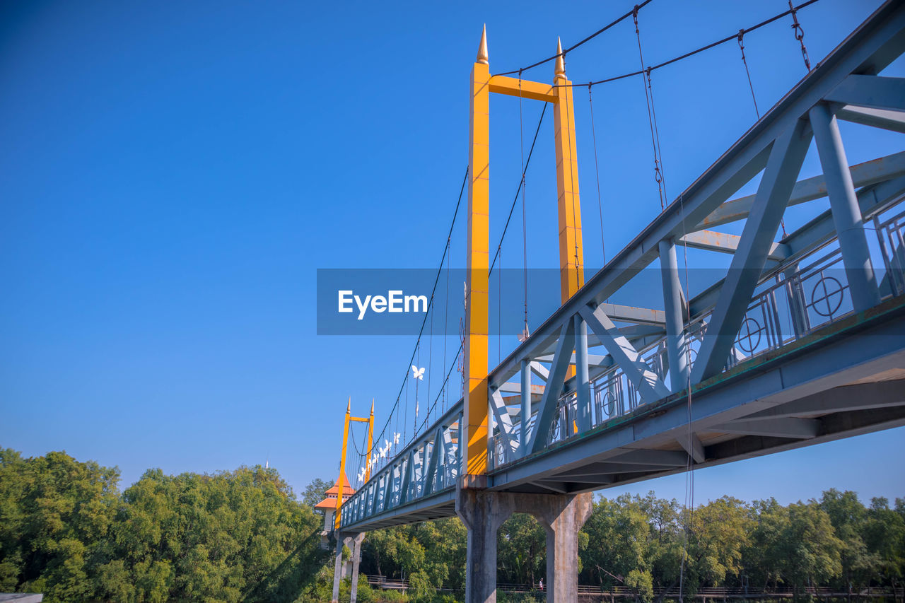 LOW ANGLE VIEW OF BRIDGE AGAINST CLEAR SKY