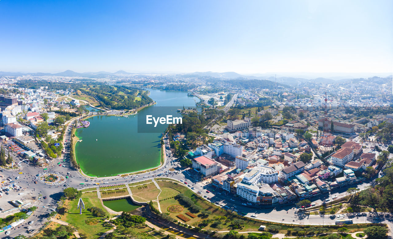 HIGH ANGLE VIEW OF RIVER AND BUILDINGS AGAINST SKY