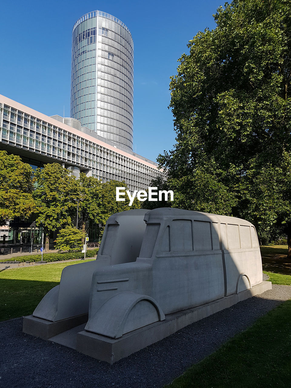 LOW ANGLE VIEW OF MODERN OFFICE BUILDING