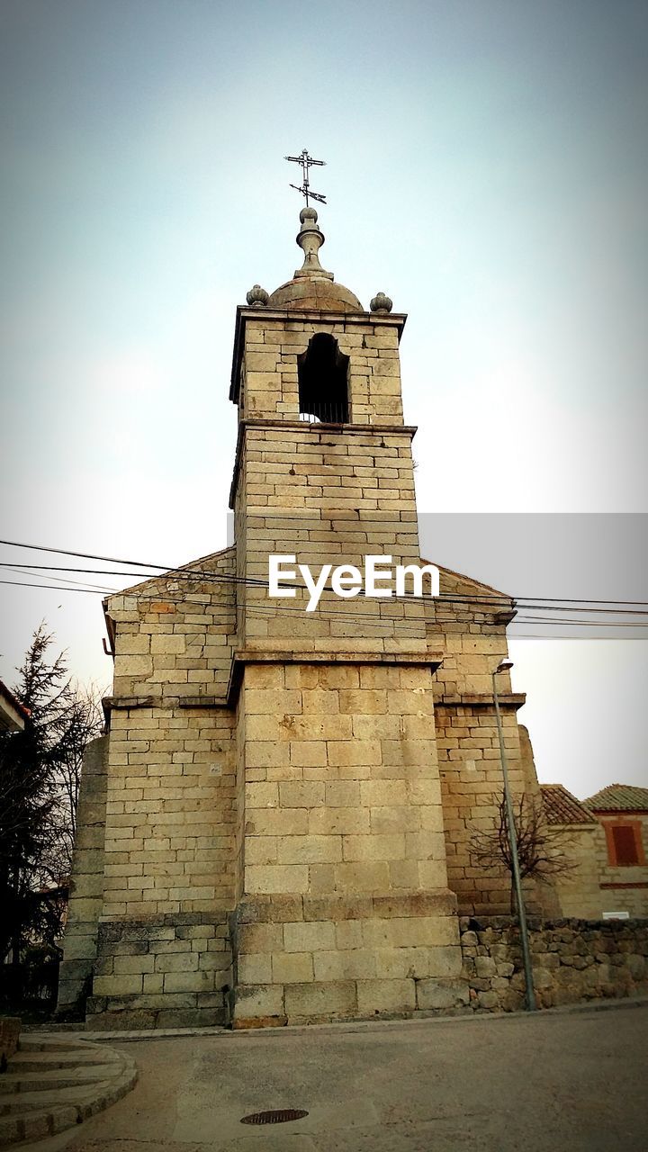 LOW ANGLE VIEW OF BUILT STRUCTURE AGAINST CLEAR SKY