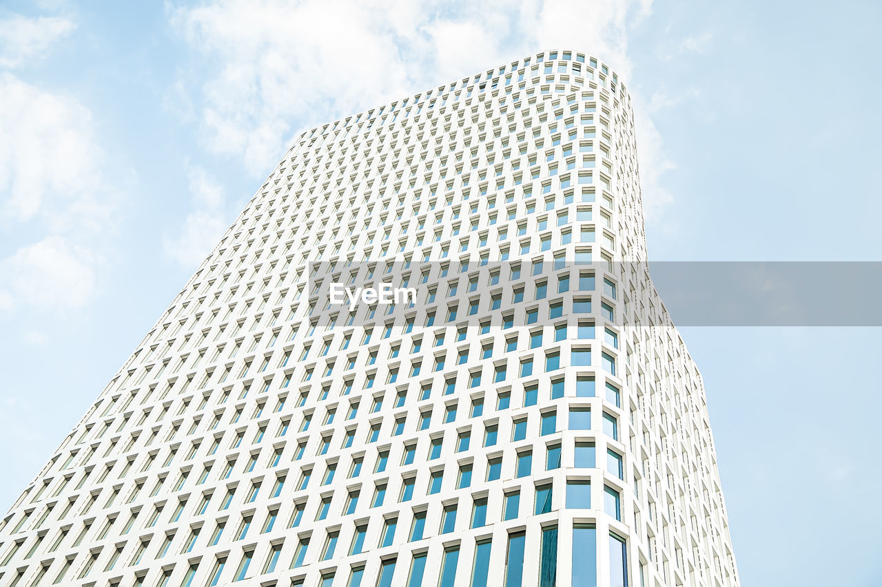 LOW ANGLE VIEW OF MODERN BUILDINGS AGAINST SKY IN CITY