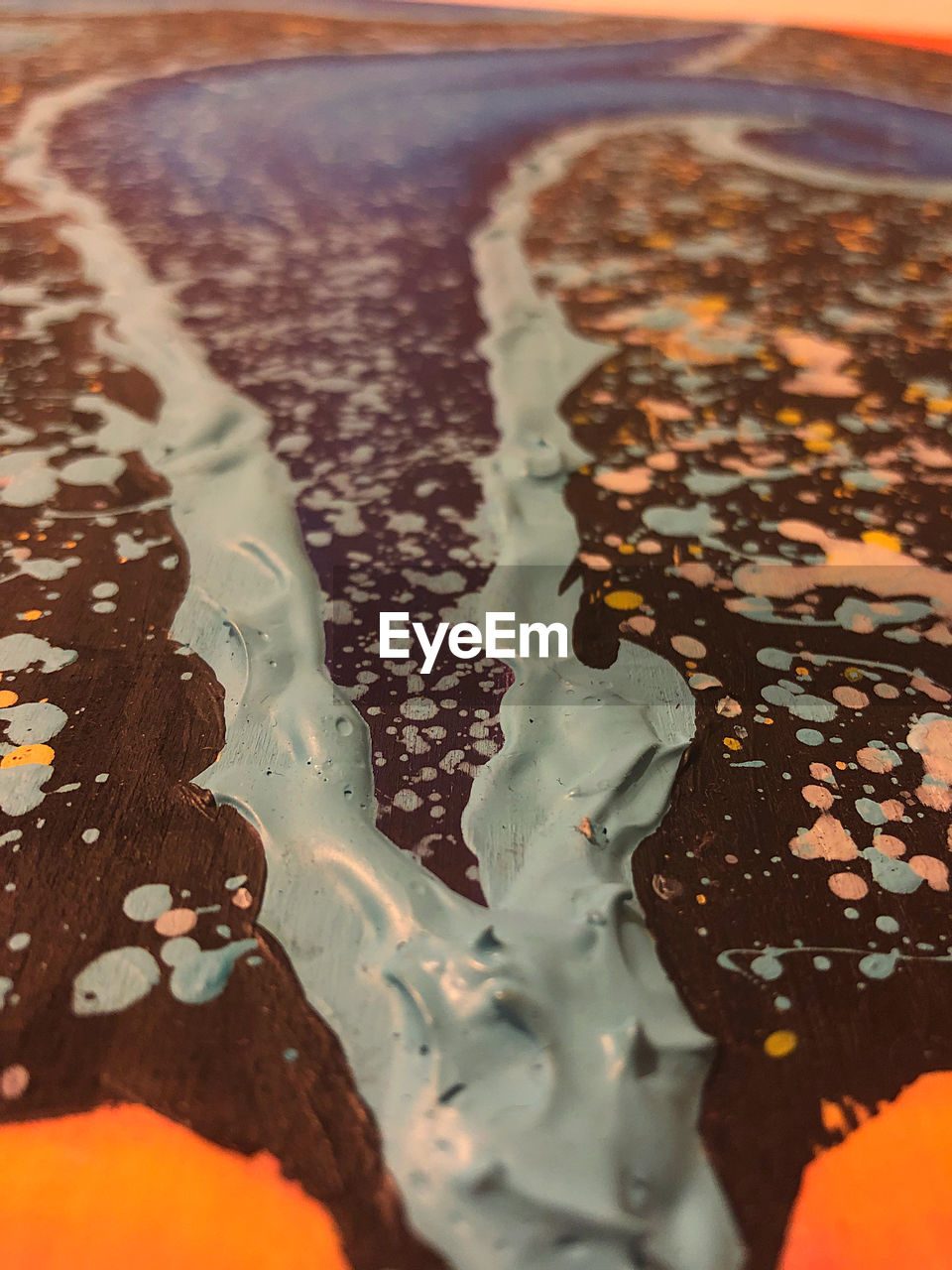 HIGH ANGLE VIEW OF CAKE ON LEAF