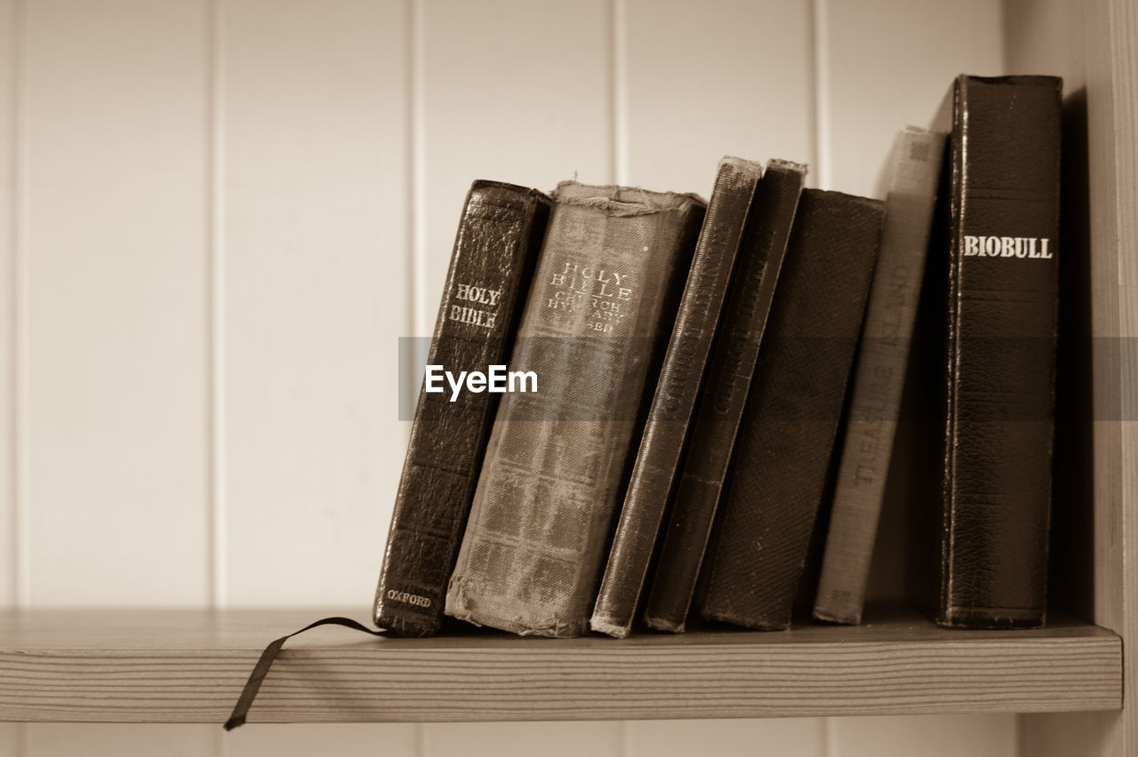 CLOSE-UP OF BOOKS ON SHELF