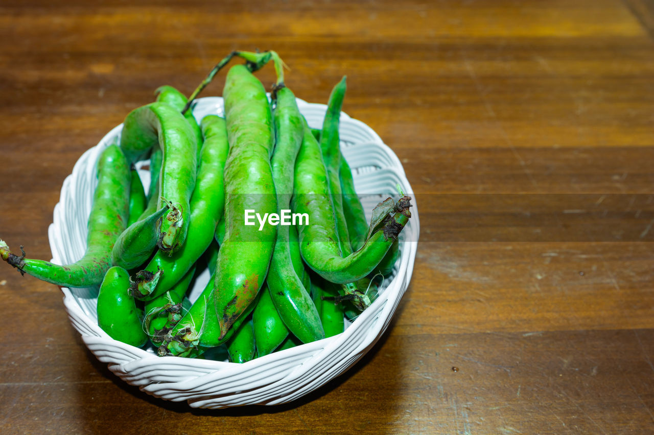 HIGH ANGLE VIEW OF VEGETABLE ON TABLE