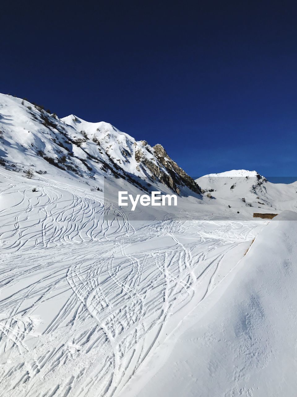 SCENIC VIEW OF SNOWCAPPED MOUNTAIN AGAINST BLUE SKY