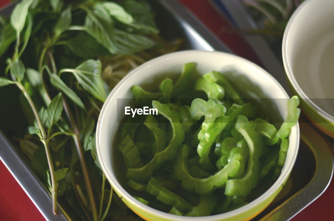 HIGH ANGLE VIEW OF SALAD IN BOWL