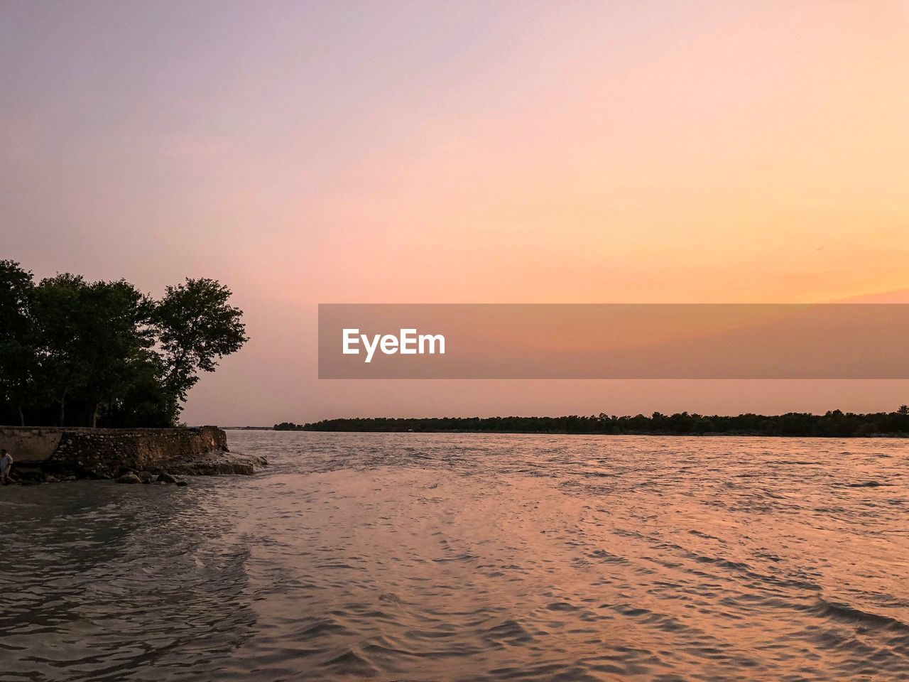 SCENIC VIEW OF SEA AGAINST ORANGE SKY