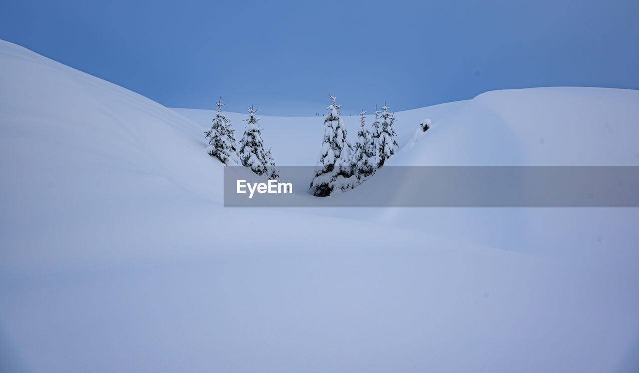 SNOW ON MOUNTAIN AGAINST SKY