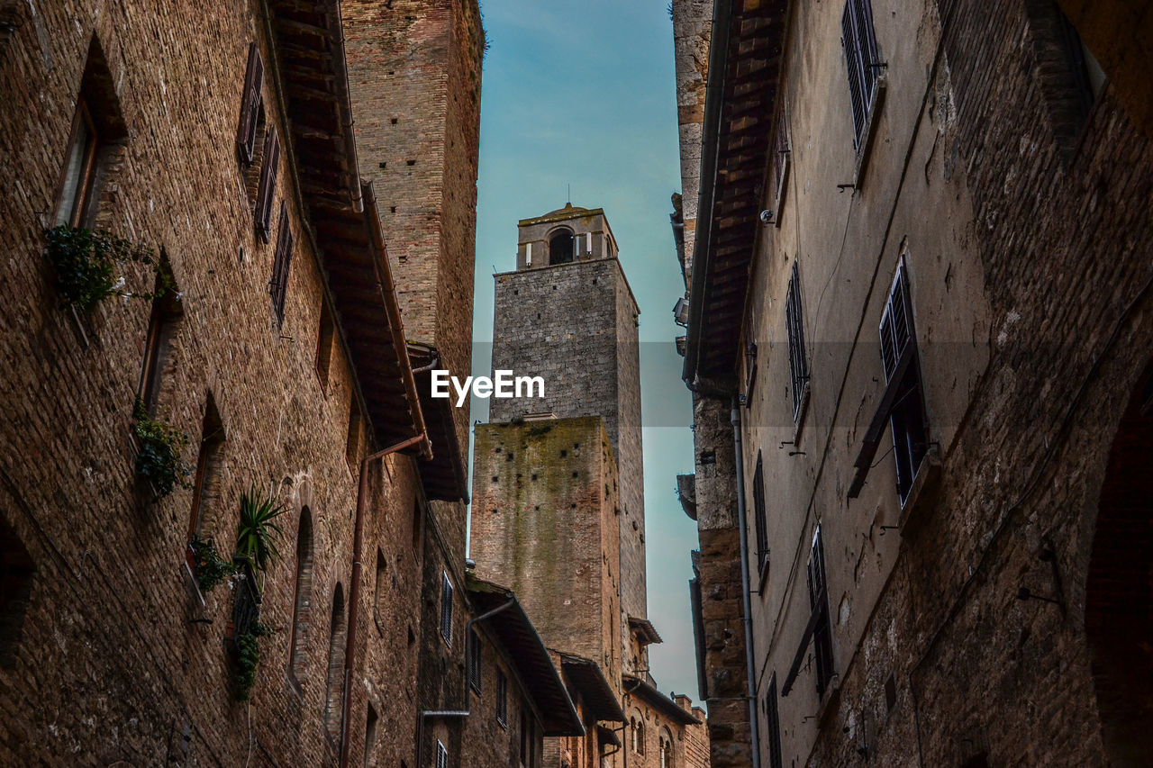 LOW ANGLE VIEW OF BUILDINGS IN CITY