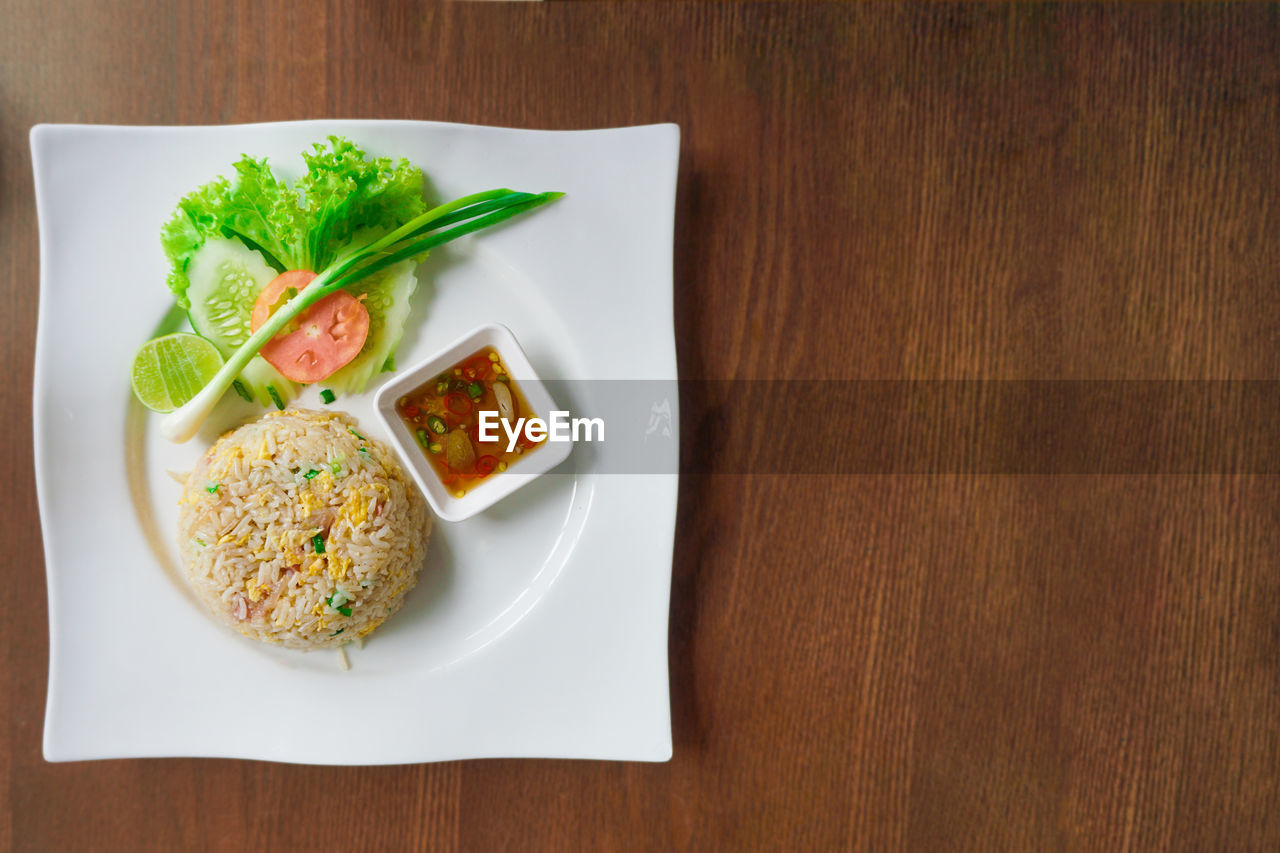 HIGH ANGLE VIEW OF BREAKFAST SERVED IN PLATE