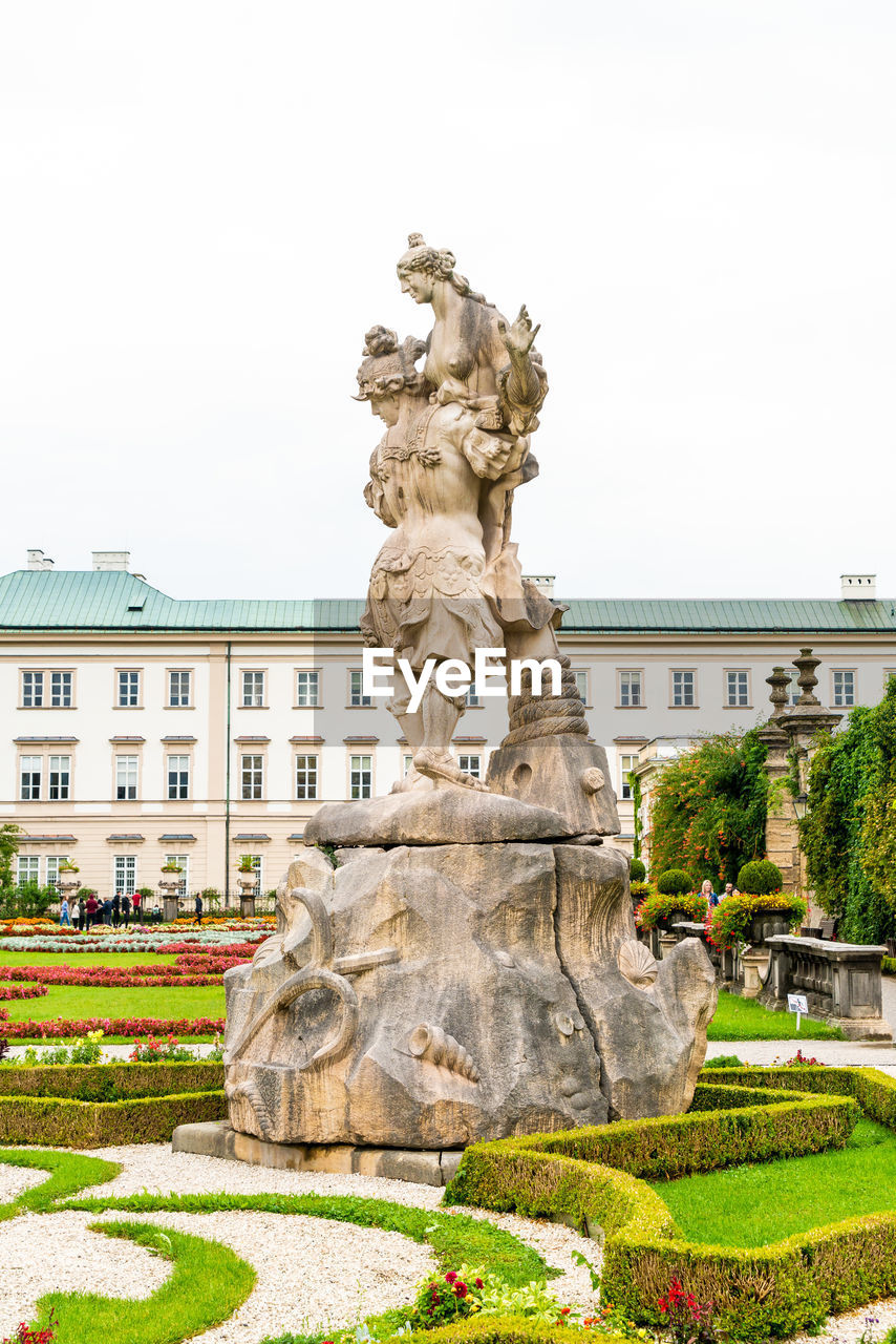 STATUE OF FOUNTAIN IN GARDEN