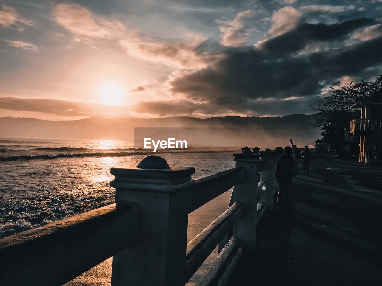 SCENIC VIEW OF SEA AGAINST SUNSET SKY