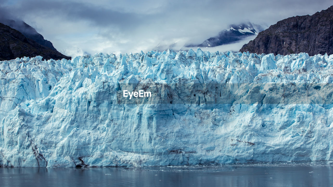 SCENIC VIEW OF FROZEN SEA AGAINST MOUNTAIN