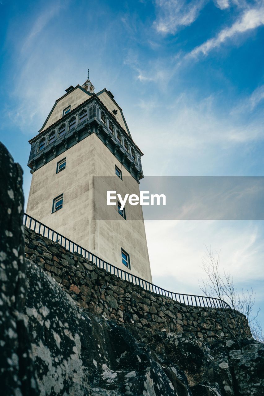 LOW ANGLE VIEW OF BUILDING AGAINST SKY