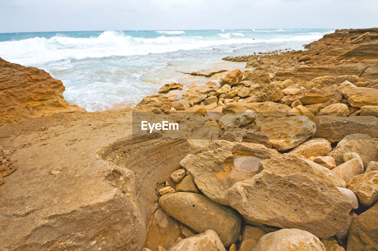 SCENIC VIEW OF ROCKY BEACH