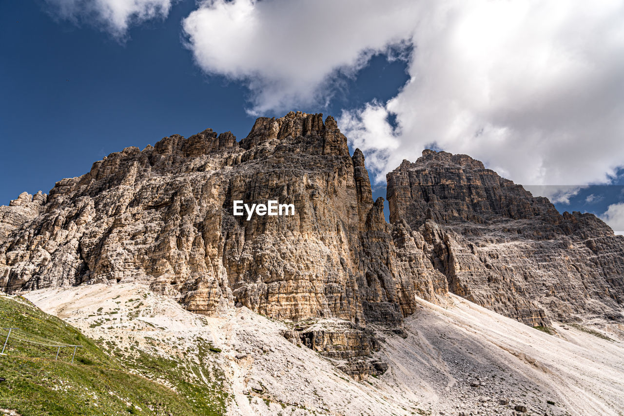 LOW ANGLE VIEW OF ROCK FORMATIONS IN MOUNTAINS AGAINST SKY