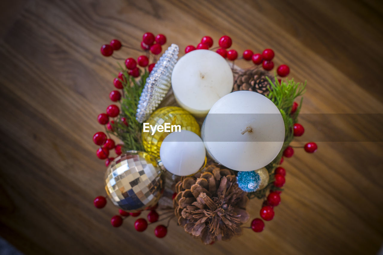 HIGH ANGLE VIEW OF CHRISTMAS ORNAMENT ON TABLE