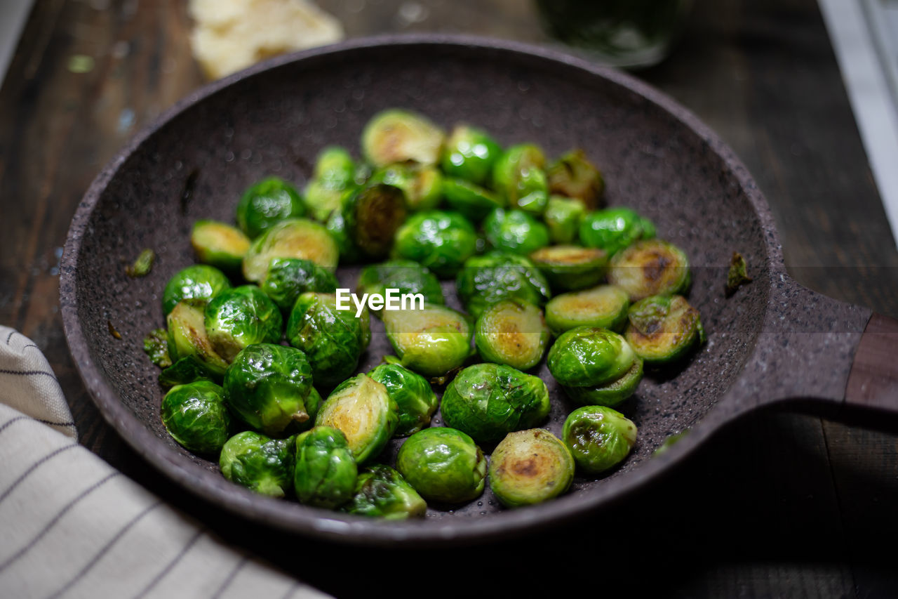 HIGH ANGLE VIEW OF VEGETABLES IN BOWL