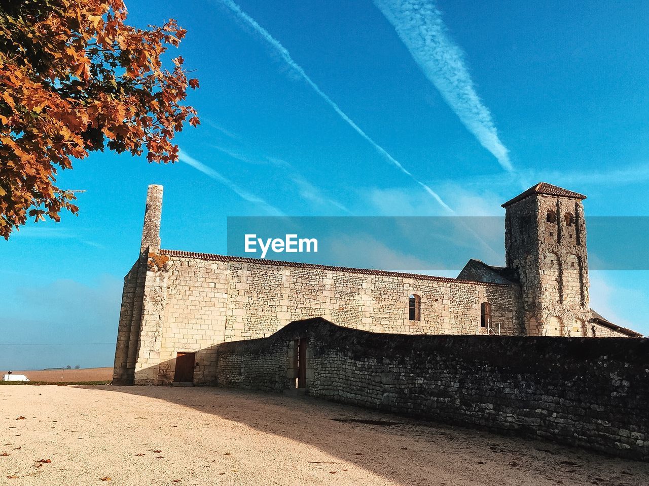 LOW ANGLE VIEW OF BUILT STRUCTURE AGAINST THE SKY