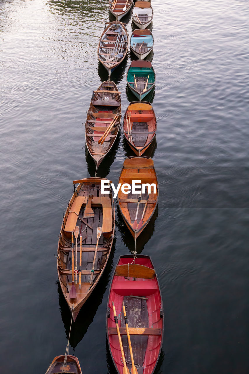 HIGH ANGLE VIEW OF BOAT MOORED AT LAKE