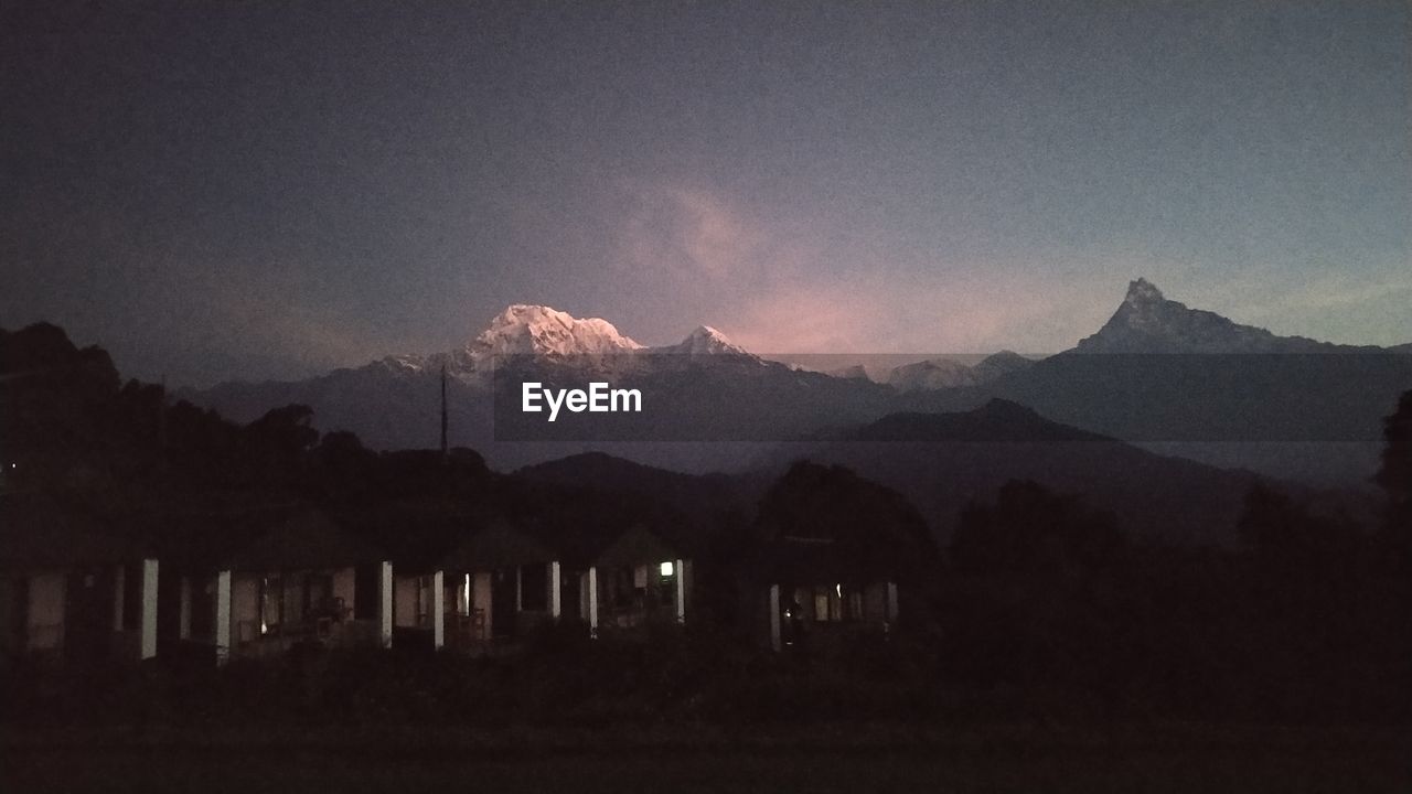 SILHOUETTE MOUNTAIN RANGE AGAINST SKY AT SUNSET