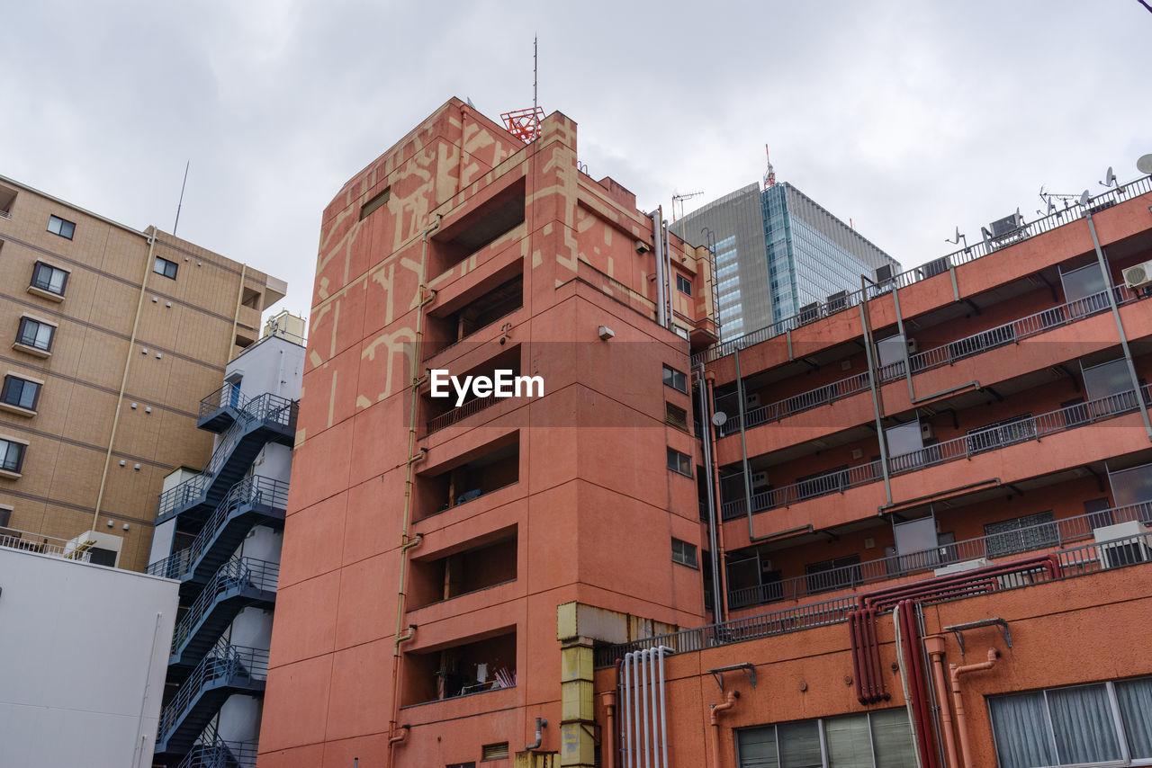 LOW ANGLE VIEW OF MODERN BUILDINGS AGAINST SKY