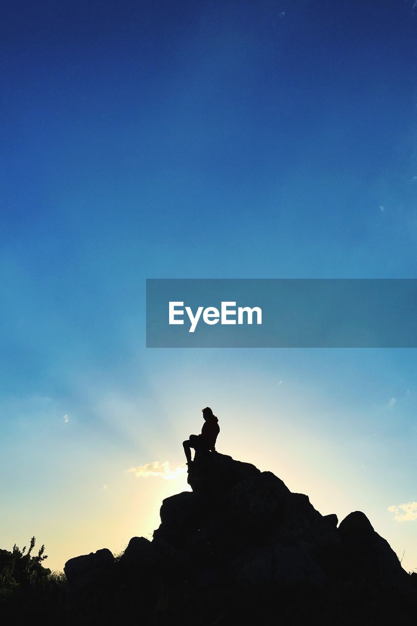 LOW ANGLE VIEW OF SILHOUETTE MAN AGAINST SKY DURING SUNSET