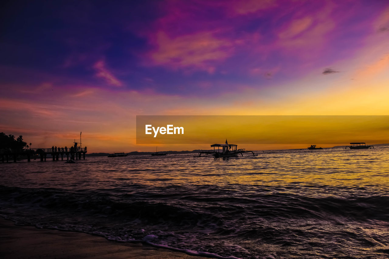SCENIC VIEW OF SEA AGAINST SKY AT SUNSET