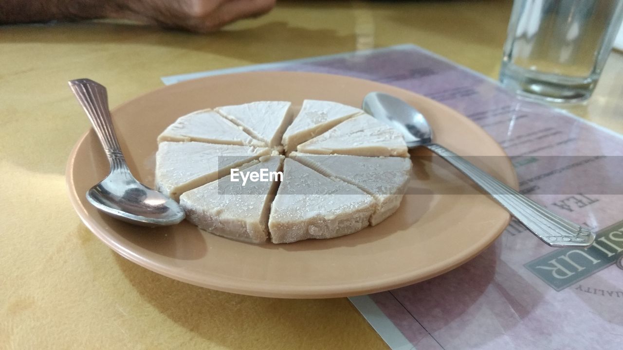 CLOSE-UP OF ICE CREAM ON PLATE