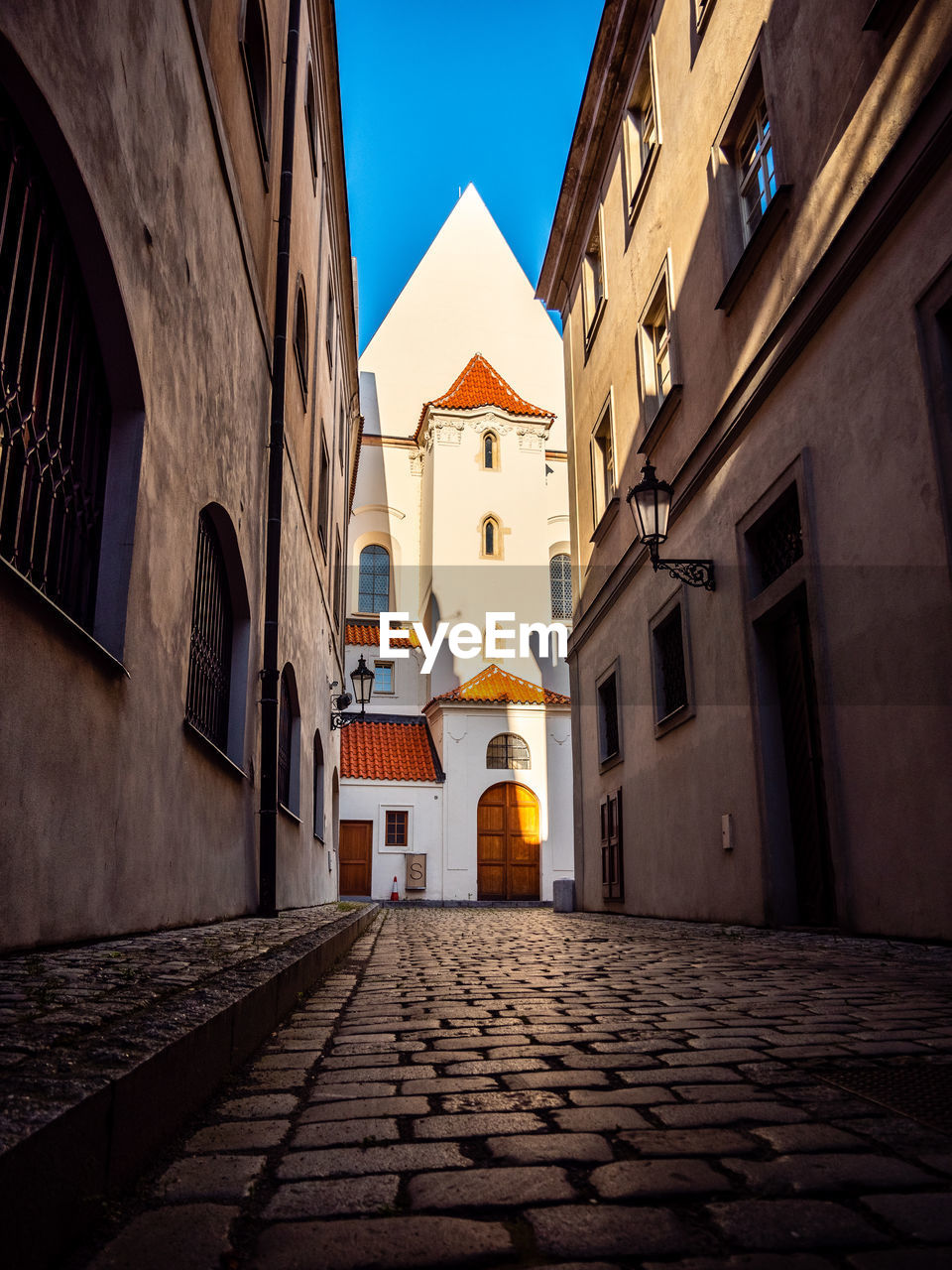 ALLEY AMIDST BUILDINGS IN CITY