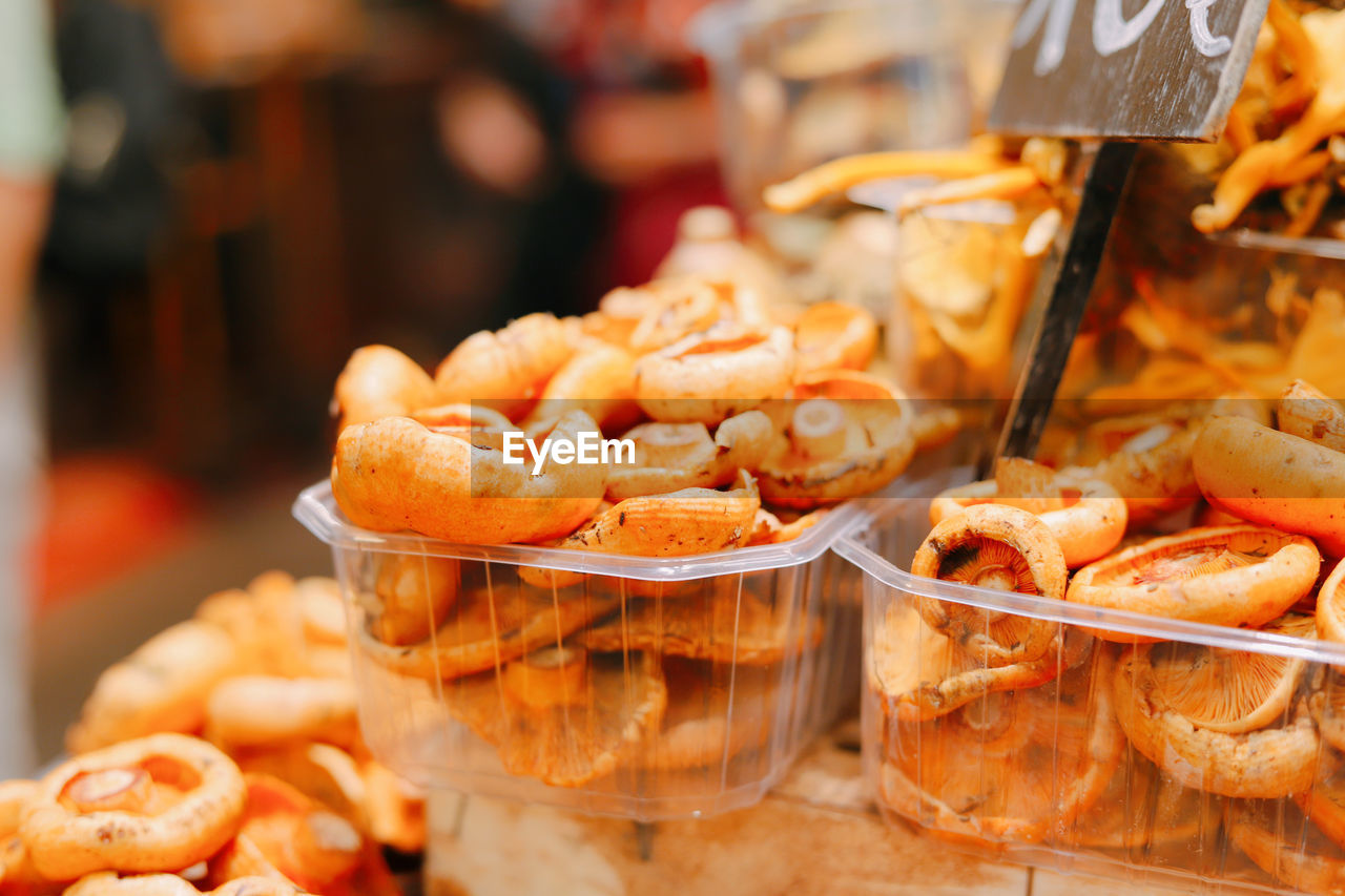 CLOSE-UP OF SERVING FOOD IN TRAY