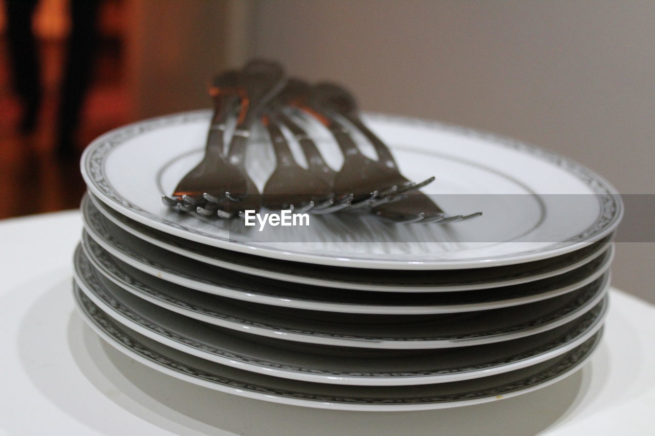 CLOSE-UP OF CAKE ON PLATE