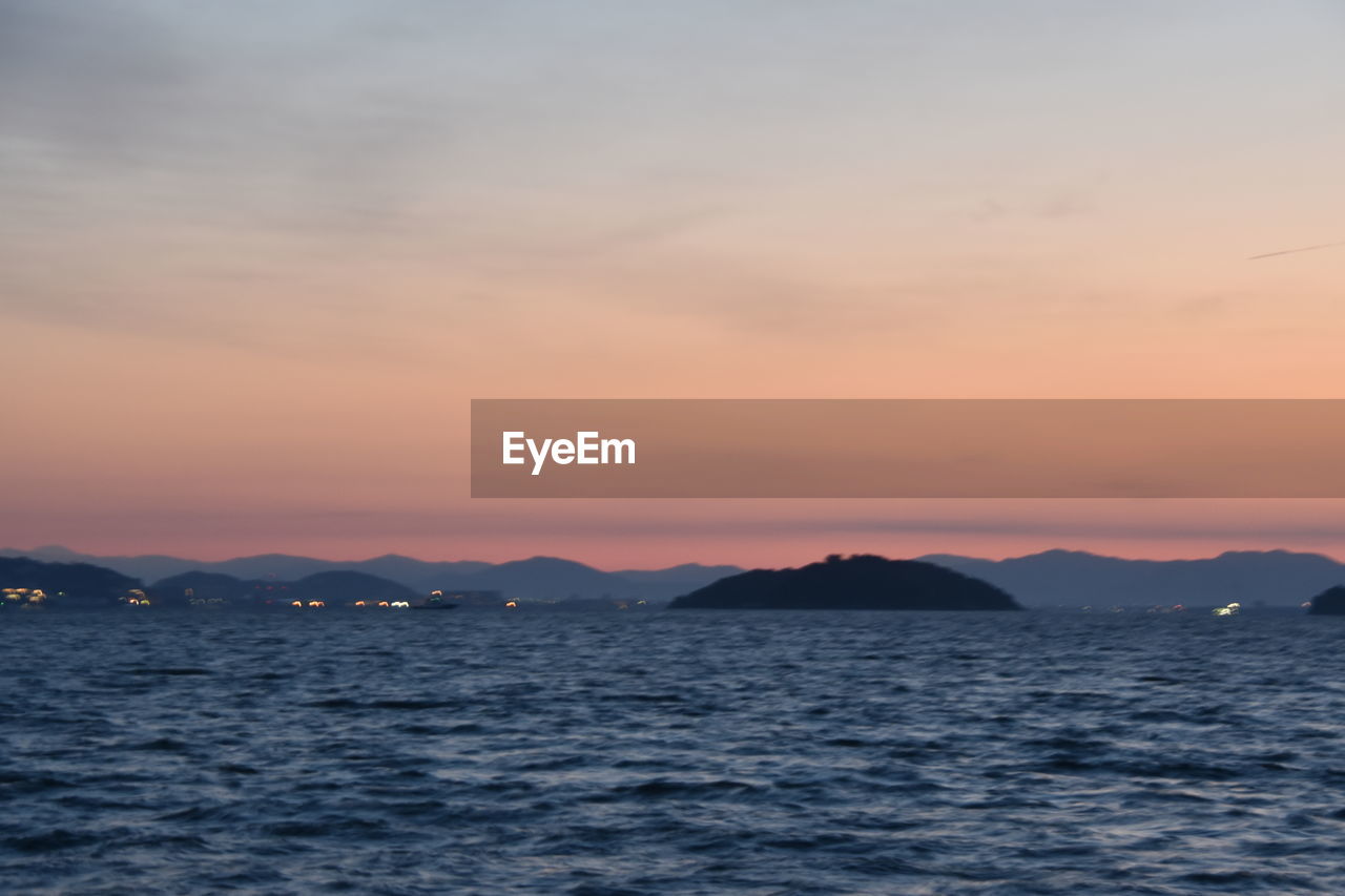 SCENIC VIEW OF SEA AGAINST SKY AT SUNSET