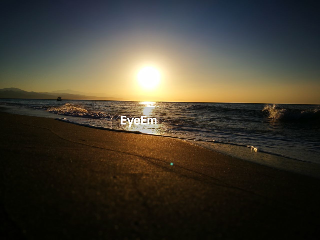 SCENIC VIEW OF SEA AGAINST SUNSET SKY