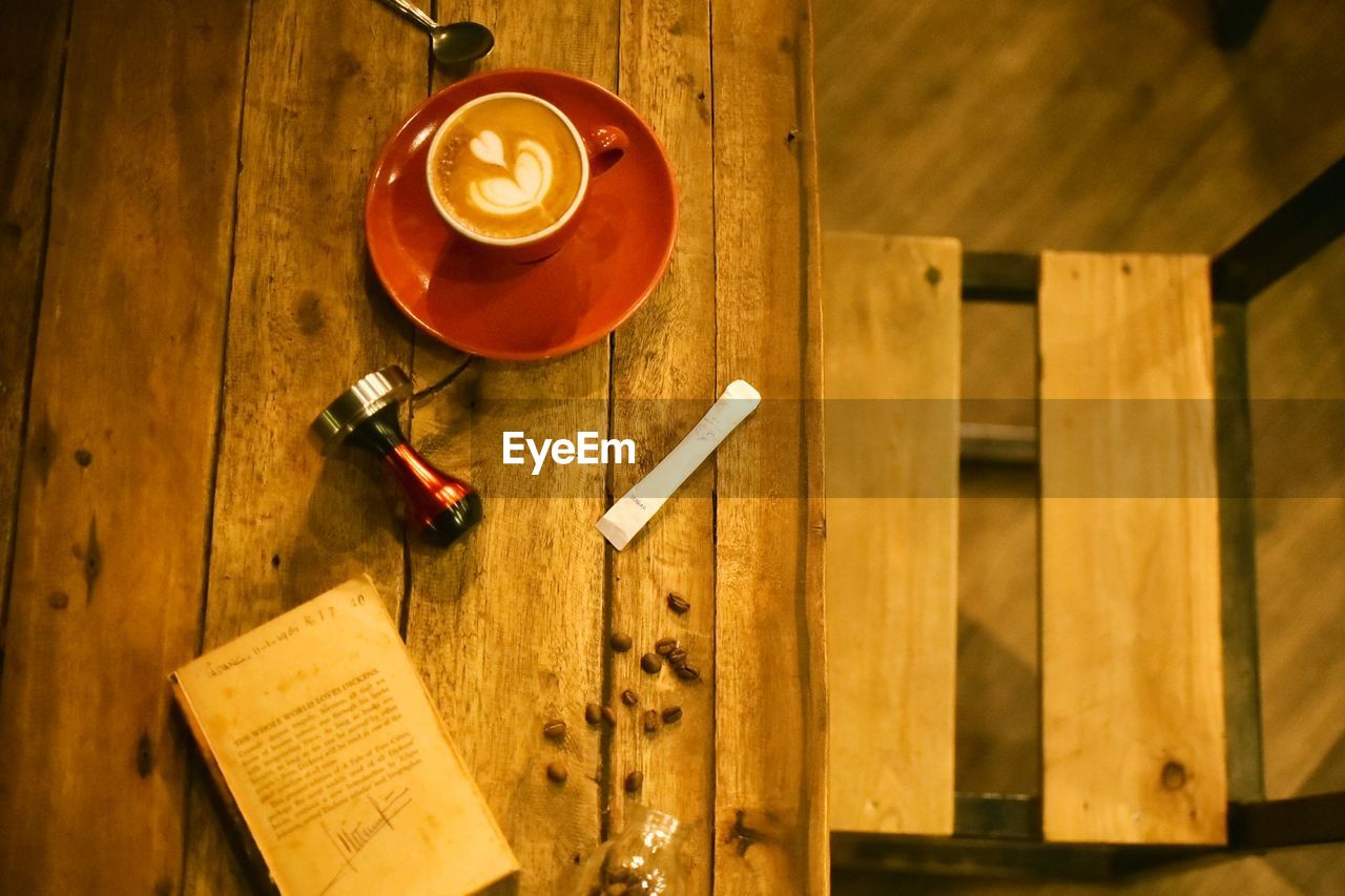 TABLE AND TABLES AND WOOD ON WOODEN FLOOR