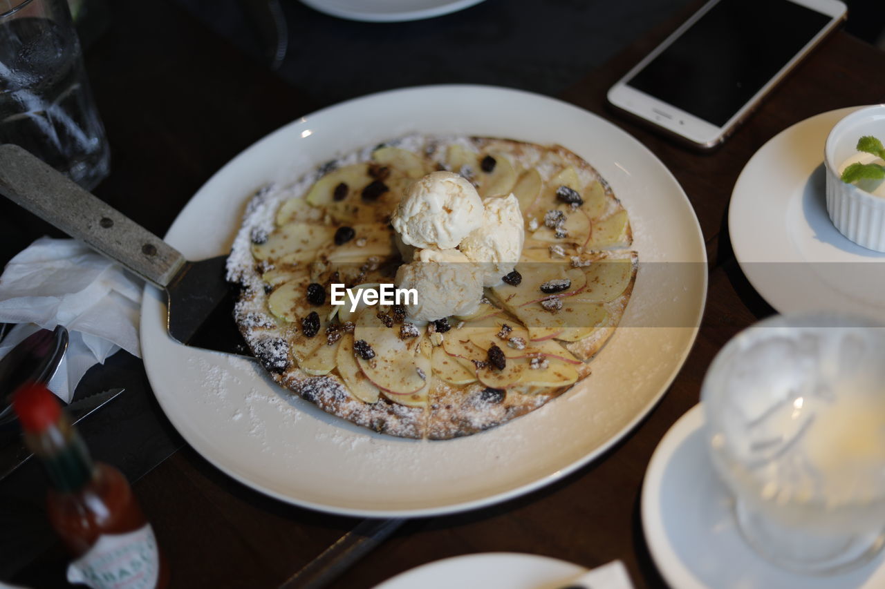 HIGH ANGLE VIEW OF FOOD IN PLATE