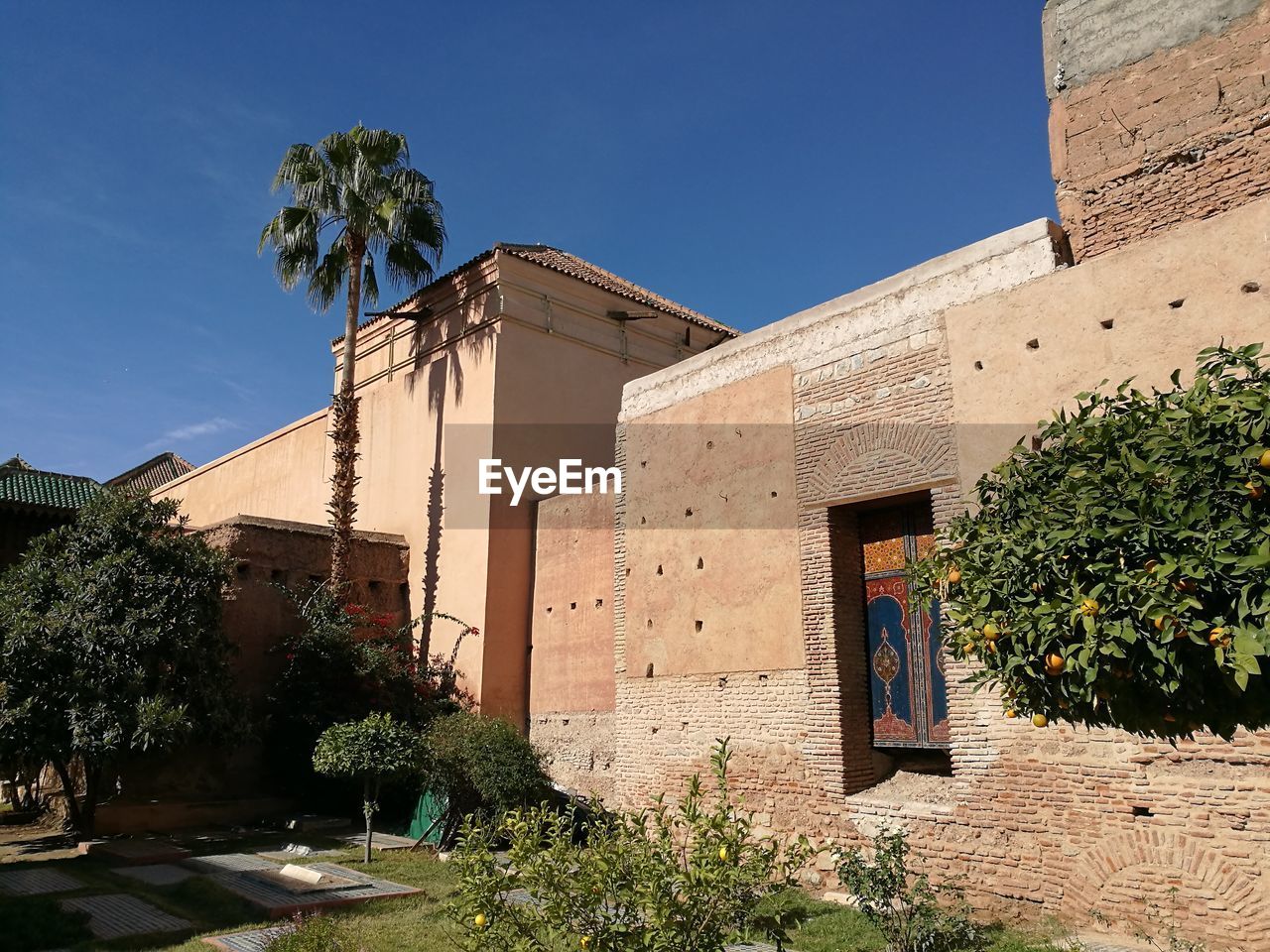 LOW ANGLE VIEW OF BUILT STRUCTURE AGAINST SKY