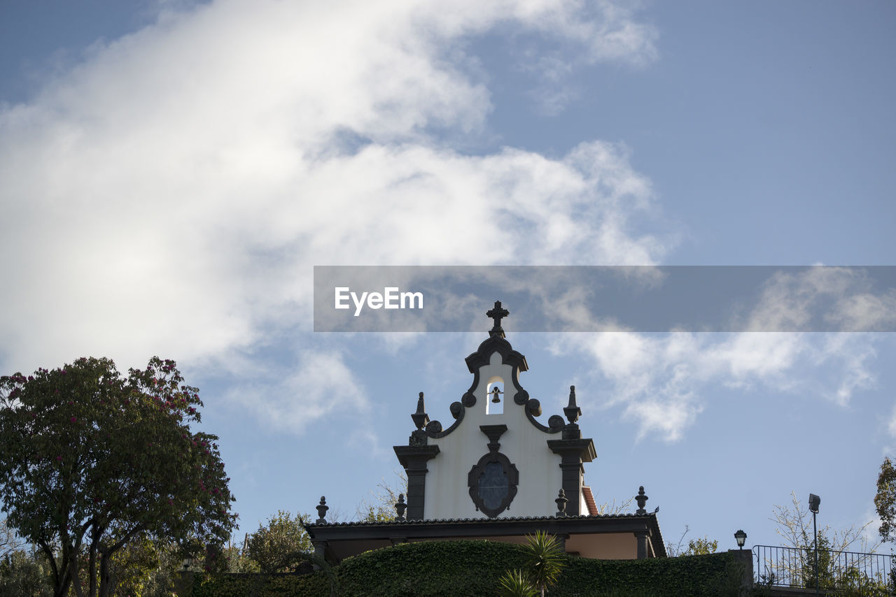 LOW ANGLE VIEW OF STATUE AGAINST SKY