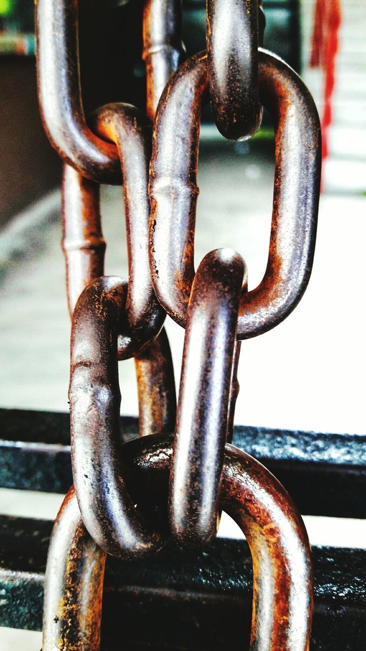 CLOSE-UP OF METALLIC CHAIN