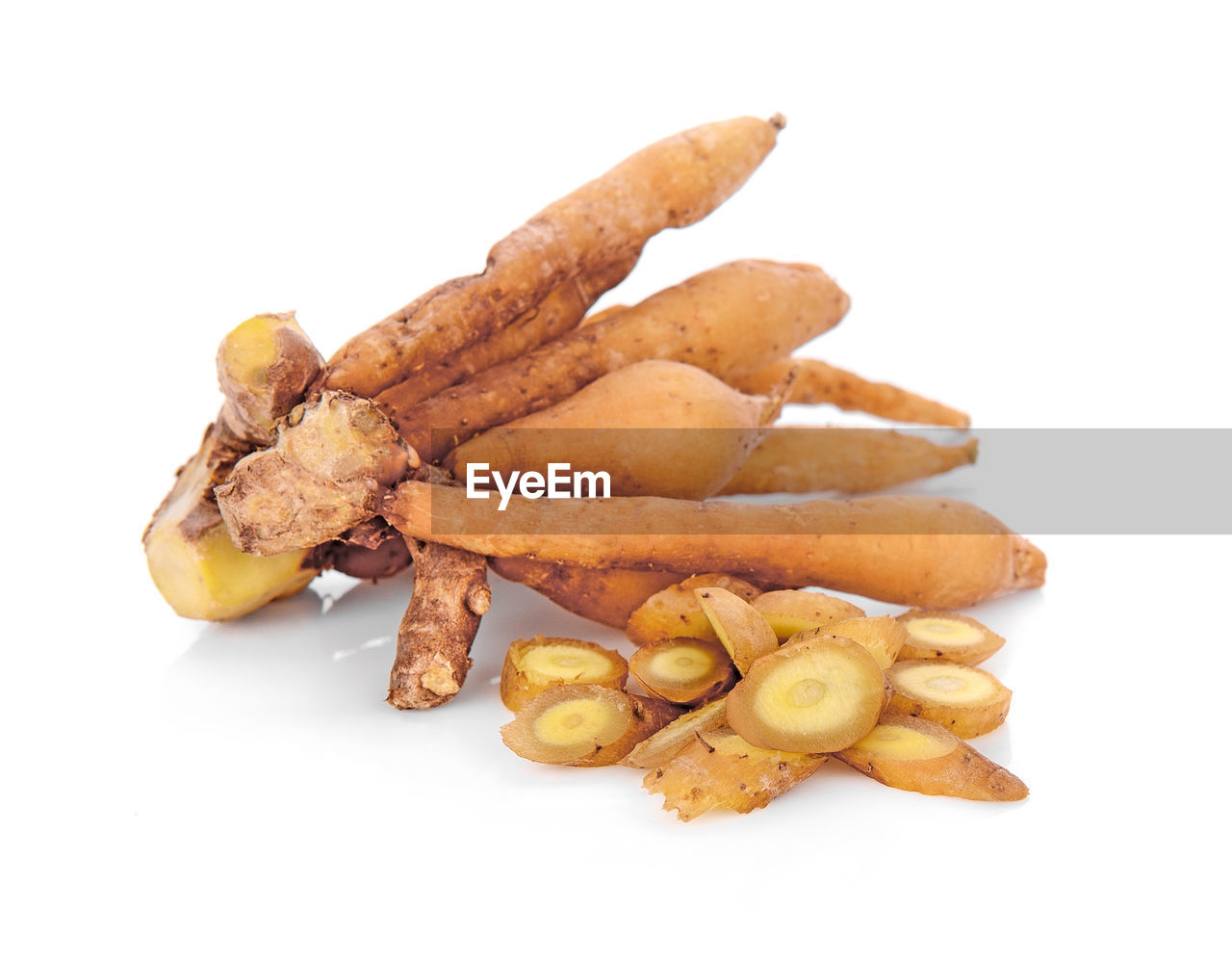 CLOSE-UP OF DRIED FRUITS