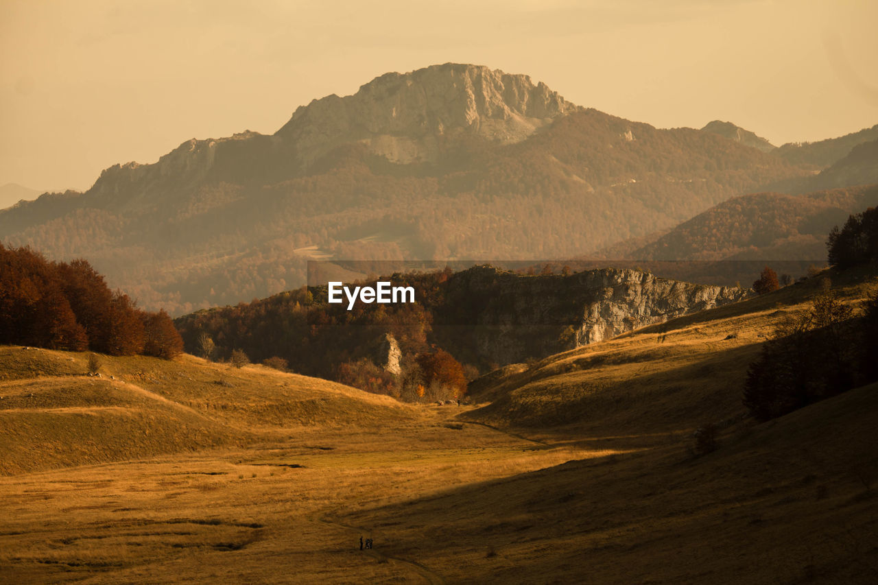 SCENIC VIEW OF LANDSCAPE AGAINST MOUNTAINS