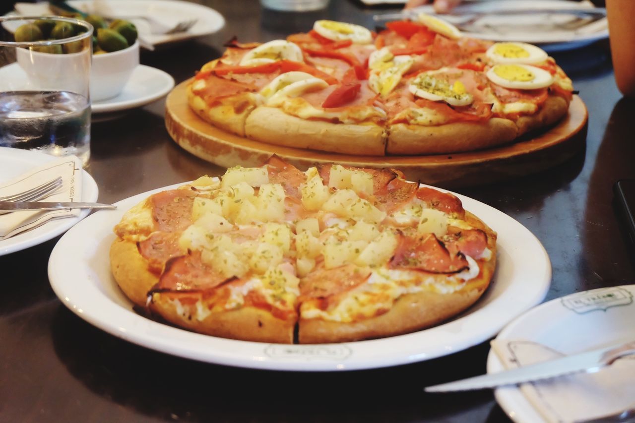 CLOSE-UP OF PIZZA ON PLATE